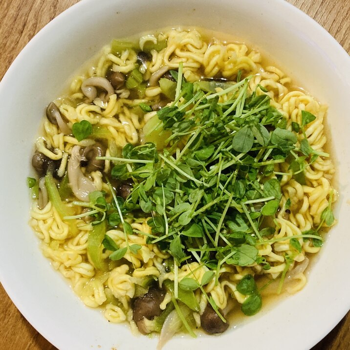 しめじと豆苗のインスタントラーメン